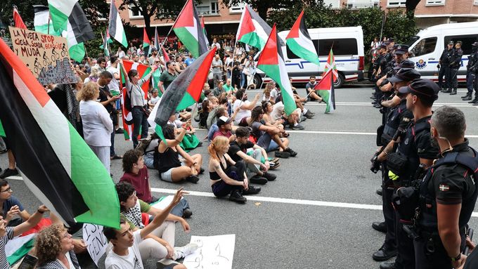 Protestující s palestinskými vlajkami blokují trať cyklistické Vuelty