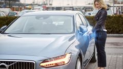 Volvo - aplikace v mobilu místo klíčku od auta ženská