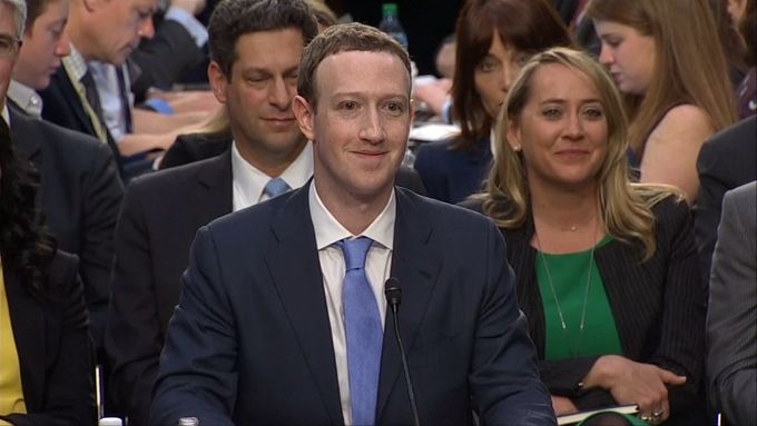 Američtí senátoři vyslechli zakladatele Facebooku Marka Zuckerberga poté, kdy společnost Cambridge Analytica neoprávněně získala data uživatelů.