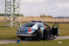 Inspekce šetří policistu, který střílel na kradené auto