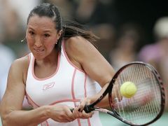 Srbka Jelena Jankovičová při záapse semifinále na Roland Garros s Justine Heninovou z Belgie.