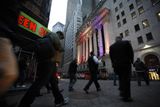 Okolí známé burzy na Wall Street v New Yorku začíná postupně ožívat. Naplno se toto obchodní centrum otevírá ve středu 1. listopadu.