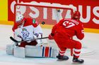 Arťom Švec-Rogovoj dává do sítě Šimona Hrubce druhý gól Ruska v zápase Česko - Rusko na MS 2021