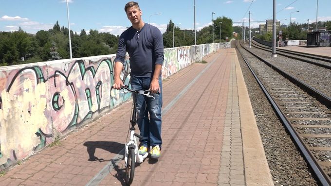 Na koloběžce do práce i na výlet. Herec a vášnivý koloběžkář radí, jak si vybrat vhodnou koloběžku