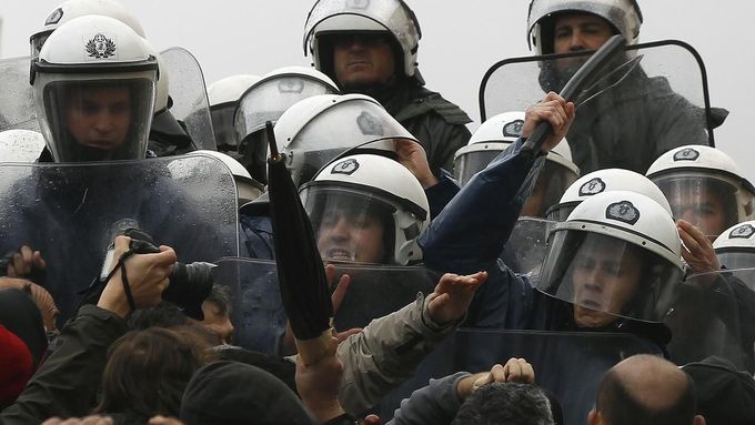 Policie v Aténách použila slzný plyn proti stovkám demonstrantům, kteří se snažili prolomit kordon u budovy parlamentu.