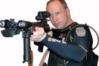 Norský střelec sháněl zbraně i u motorkářů v Praze