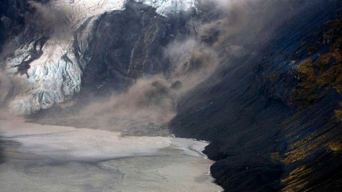Island se nachází na vulkanicky silně aktivním místě Středoatlantského hřbetu. Poslední explozi sopky zažil ostrov v roce 2004