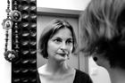 Ani #MeToo v Česku nic nezměnilo, říká autorka románu o násilí na ženách Denemarková