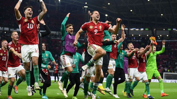 Fotbalisté Maďarska slaví triumf nad Německem