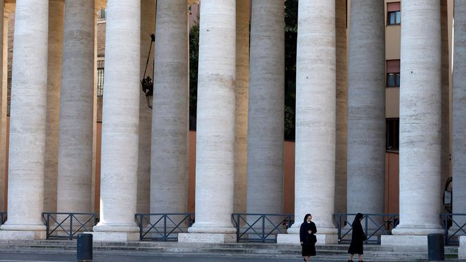 Vatikán možná postaví před soud Itala, který vylezl na Svatopetrský chrám, aby tak protestoval proti úsporným opatřením italské vlády, kvůli kterým údajně přišel o svou živnost.