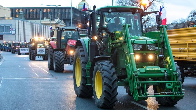 Traktory na magistrále, ale bylo jich méně, než se čekalo. Protest byl ukraden.