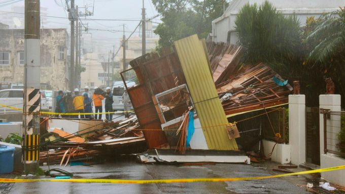Škody v okinawském městě Naha.