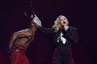 Ed Sheeran a Sam Smith ovládli Brit Awards méně než Madonna