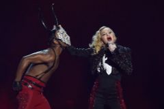 Ed Sheeran a Sam Smith ovládli Brit Awards méně než Madonna