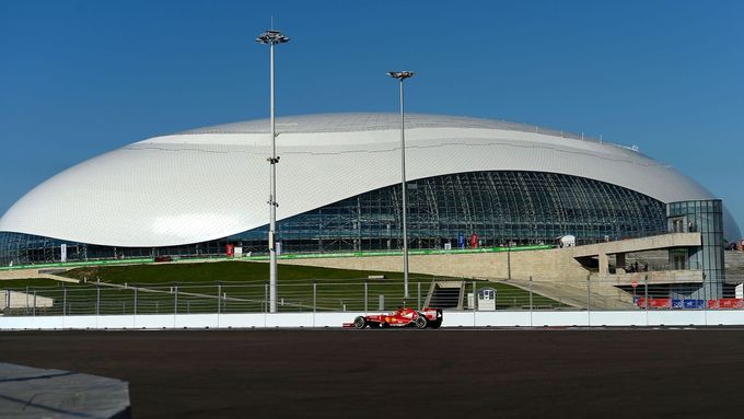 Piloty formule 1 čeká dnes v ruském Soči premiéra na novém okruhu vybudovaném v areálu sportovišť Pro zimní olympiádu. Podívejte se na další netradiční trati v 65leté historii šampionátu.