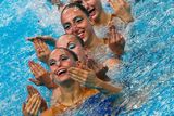 Kde jinde najdete pohromadě tolik krásy jako v závodě družstev v synchronizovaném plavání?