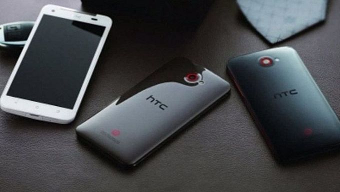 Hardwarium: HTC Deluxe, barevný PocketBook eReader, Verbatim nabíječky