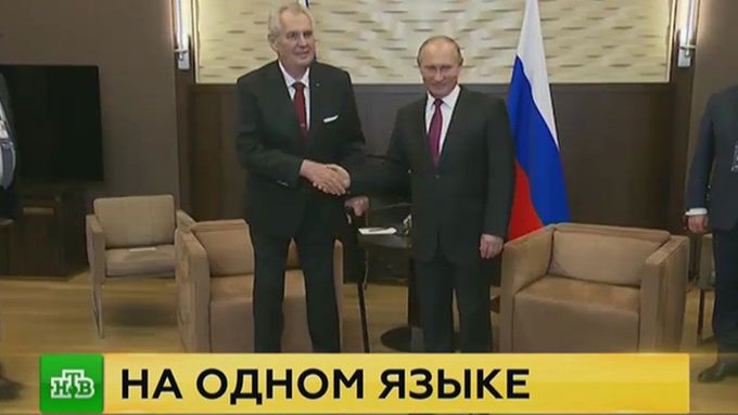 Setkání Miloše Zemana s ruským prezidentem Vladimirem Putinem v Soči označila ruská televizní stanice titulkem "Jedním jazykem".