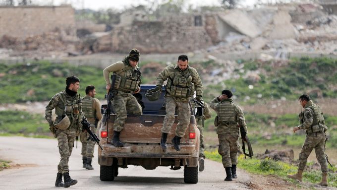 Bojovníci Svobodné syrské armády, která spolupracuje s Tureckem, v Afrínu.