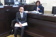 Soudce Elischer se pokoušel ovlivňovat svědkyni, soud ho znovu poslal do vazby