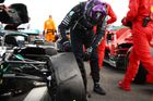 Lewis Hamilton si prohlíží poničenou pneumatiku svého Mercedesu po vítězství v GP Británie 2020