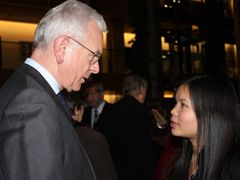 Zoya Phan v rozmluvě s předsedou Evropského parlamentu Hans-Gertem Pötteringem