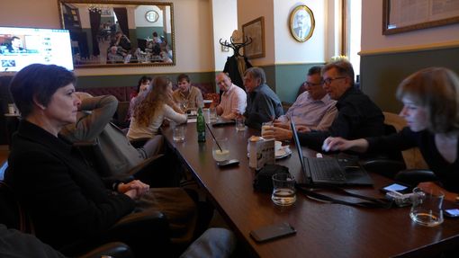 Volební štáb strany 65 Demokratů Jana Kasla v Národní kavárně