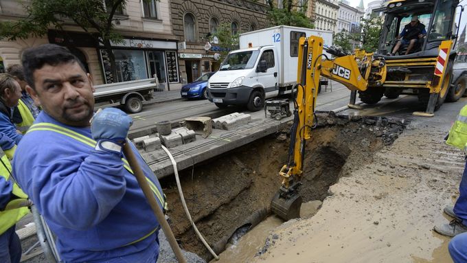 V Ječné ulici v centru Prahy prasklo vodovodní potrubí, tramvaje nepojedou několik dní