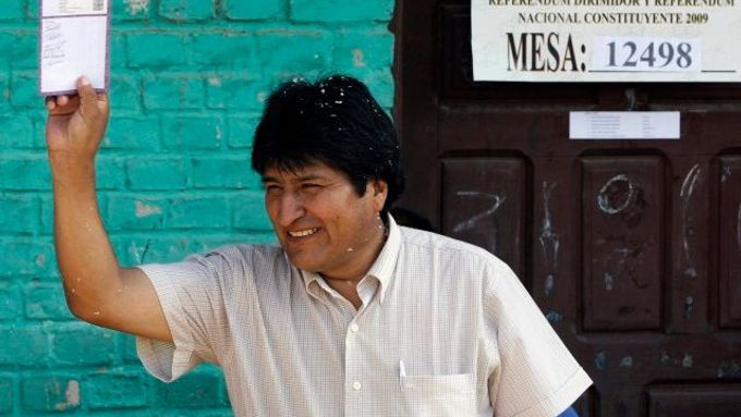 Evo Morales hlasuje v oblasti Chaparé, kde jako šéfodborář pěstitelů koky nastartoval svou politickou kariéru
