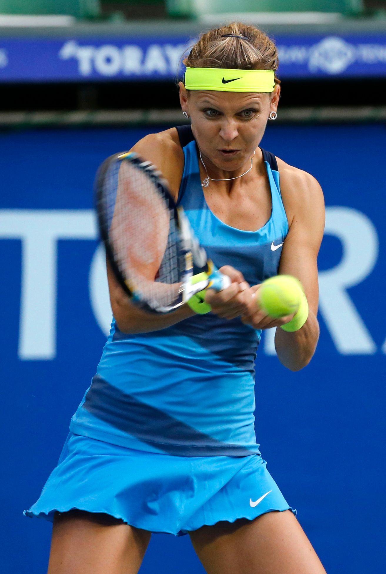 Česká tenistka Lucie Šafářová v utkání s Ruskou Marií Šarapovovou ve 3. kole Pan Pacific Open 2012 v Tokiu.