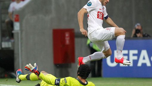 Český brankář Petr Čech likviduje nájezd Poláka Jakuba Blaszczykowskiho v utkání skupiny A na Euru 2012.