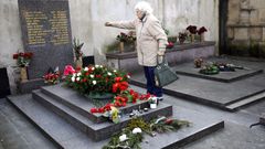 Gottwaldův hrob na Olšanech někdo polil červenou barvou. Vandalovi hrozí až roční vězení