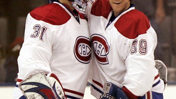 Brankáři Montrealu Canadiens Carey Price (v masce) a Cristobal Huet se radují z výhry nad Torontem po samostatných nájezdech.
