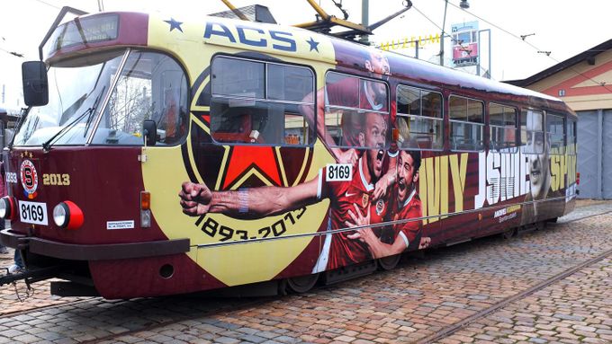 Podívejte se dvě nové tramvaje, které budou až do konce aktuální sezony brázdit Prahu.
