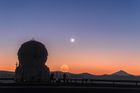 Fotografové na Paranalu si chystají aparáty na zachycení Venuše a Měsíce, v popředí "Auxiliary Telescope", součást Velmi Velkého Teleskopu.
