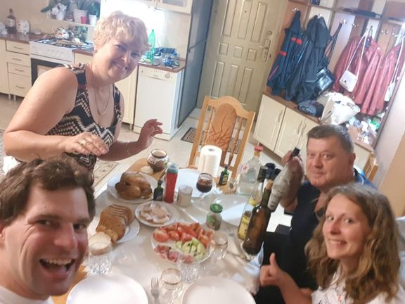 Ukrajinský řidič Vasil a jeho žena Hana nechali stopaře přenocovat ve svém domě a pohostinně jim nabídli večeři, kterou zapíjeli vínem.