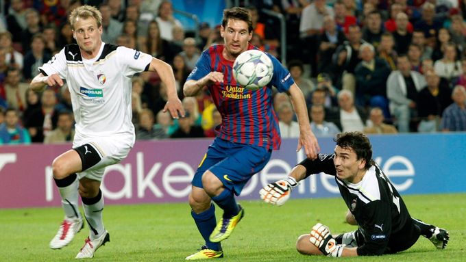 Lionel Messi ve sprintérském souboji o míč s Davidem Limberským, přihlíží překonaný brankář Marek Čech.