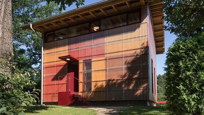 Přestavba chaty: Na původním půdorysu vznikl rodinný dům s barevnou fasádou