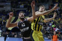 Basketbalistům Fenerbahce bez zraněného Veselého unikl turecký titul