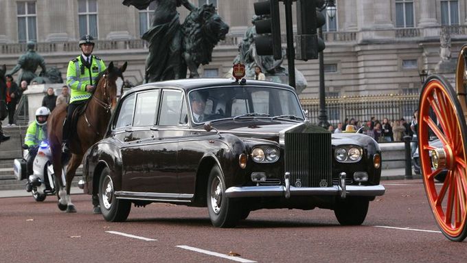 Vozem Rolls Royce jezdí i britská královna Alžběta