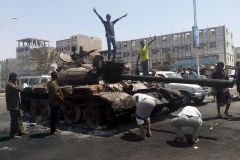 Síly jemenského prezidenta svádí tvrdé boje s šííty u Adenu