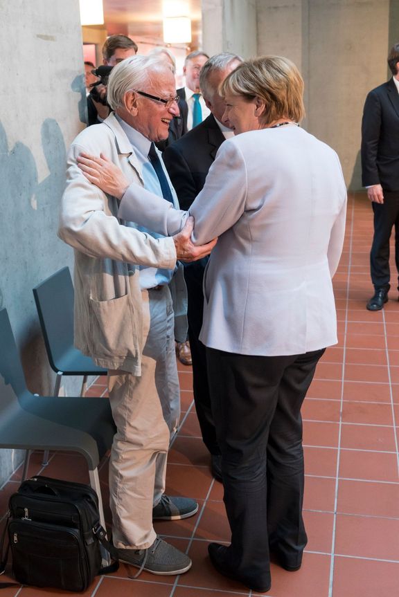 V dejvickém areálu přivítali Angelu Merkelovou bývalí kolegové z Ústavu organické chemie a biochemie Akademie věd Zdeněk Havlas a Rudolf Zahradník.