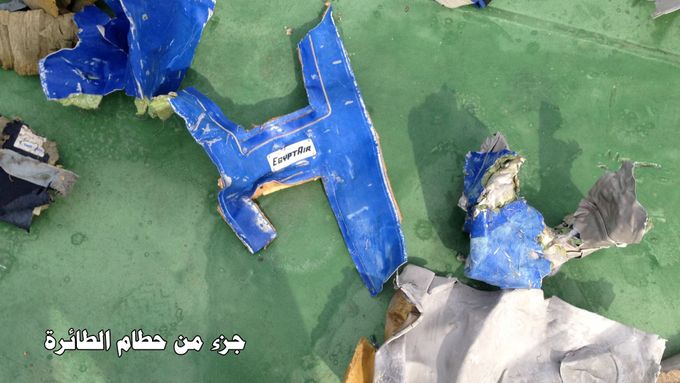 Fotografie trosek ze zříceného letadla EgyptAir.