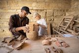 Místní dělník Muhammad je dlouhodobě specializován na přípravu keramiky k dokumentaci - čištění nádob, sestavování a případně slepování rozbitých nádob a podobně.