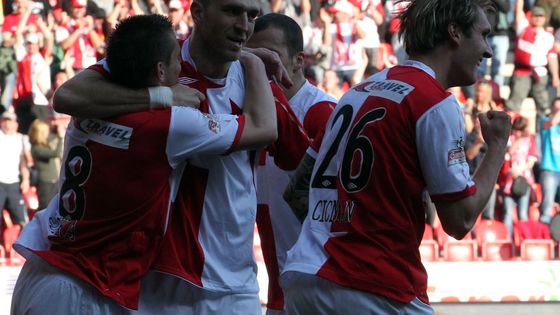 Víkend obrazem: famózní formule, zlatá Sáblíková i derby