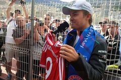 Fanoušek Bayernu Rosberg slaví, Mercedes ale má trable