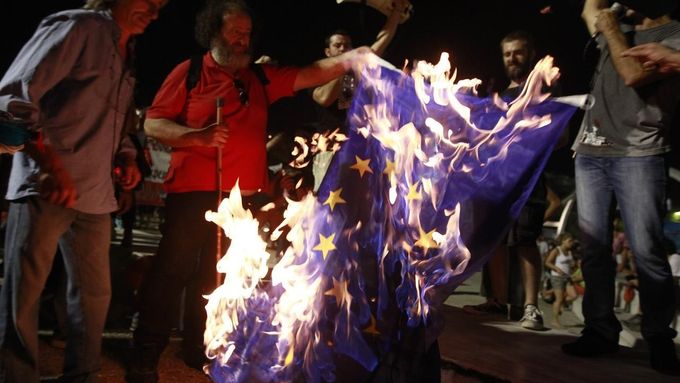 Pálení unijní vlajky v Soluni