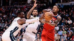 Bradley Beal z Washingtonu bojuje s přesilou hráčů Denveru, vlevo Paul Millsap, uprostřed Wilson Chandler