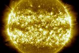 Kompilace 25 snímků pořízená přístrojem snímajícím extrémní ultrafialové záření, které je lidskému oku neviditelné. Montáž ukazuje nejaktivnější části Slunce během jednoho slunečního cyklu.