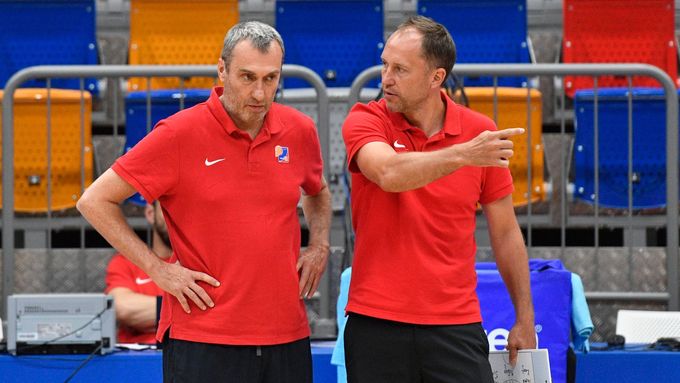 Petr Czudek (vpravo) je od roku 2018 asistentem Ronena Ginzburga u reprezentace basketbalistů.
